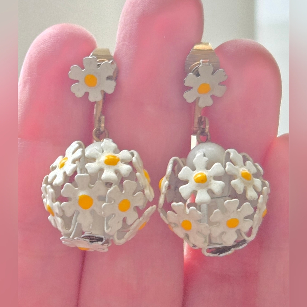 Vintage Mid Century Metal Enamel Flower Dangle Earrings Clip-on Daisy Clusters